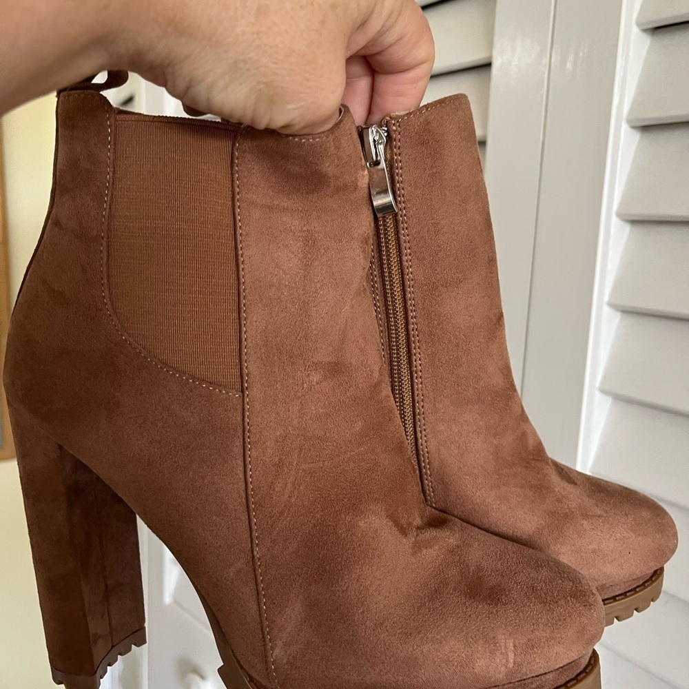 New Boots Platform Caramel Tan Sueded Lug Sole Stacked High Heel 7.5 High Ankle - Picture 12 of 12